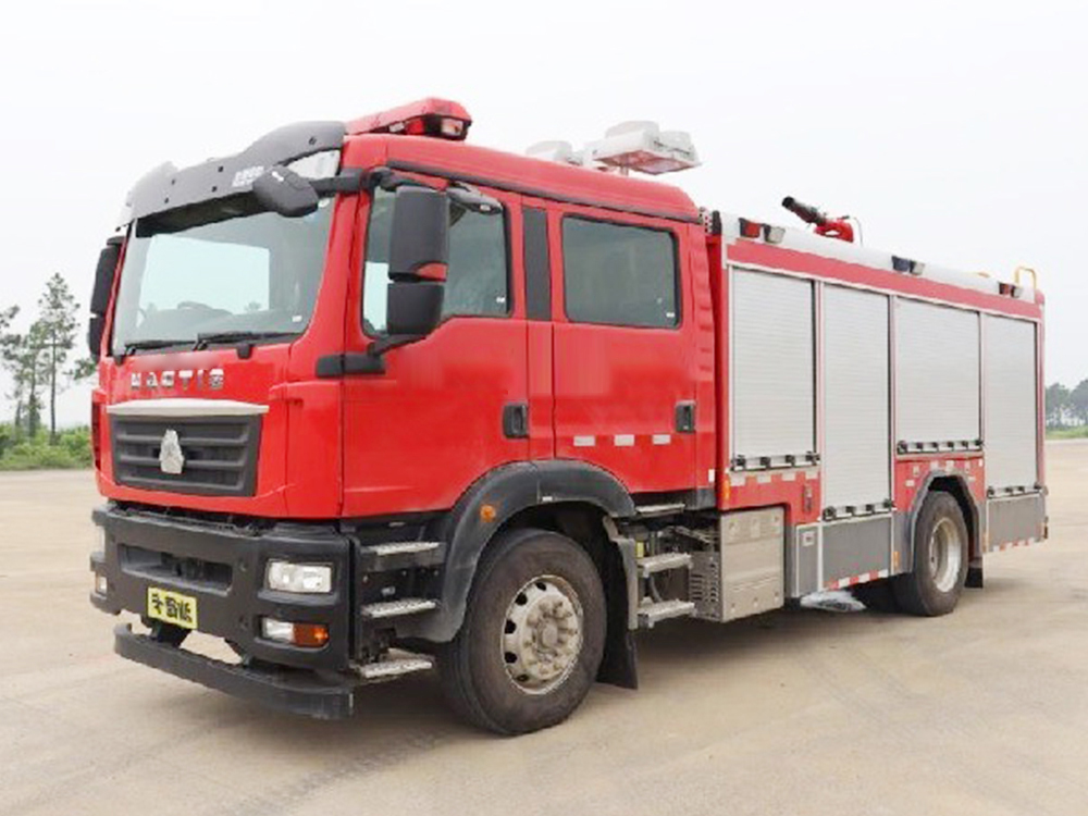 汕德卡5吨压缩空气泡沫消防车