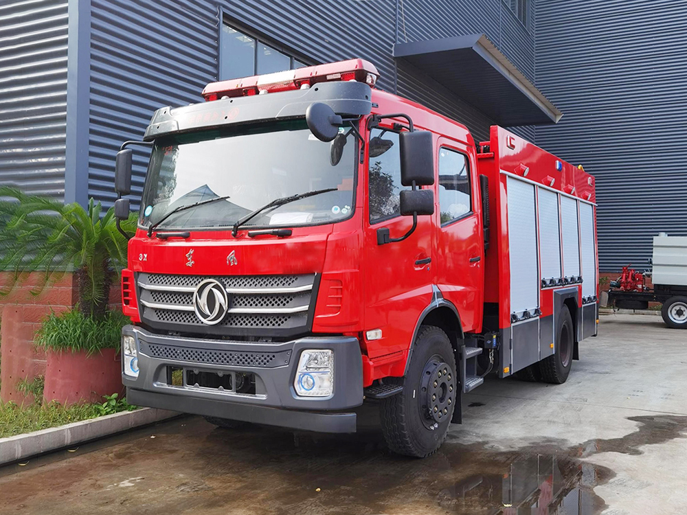 东风5.5吨泡沫消防车