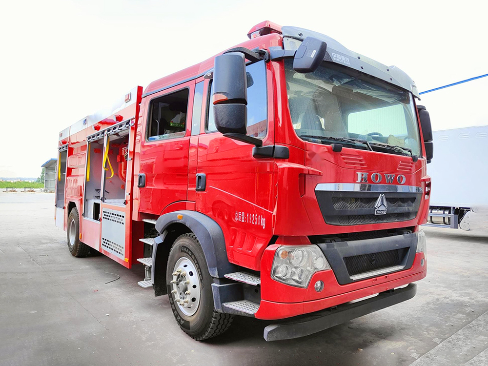 豪沃7吨干粉泡沫联用消防车